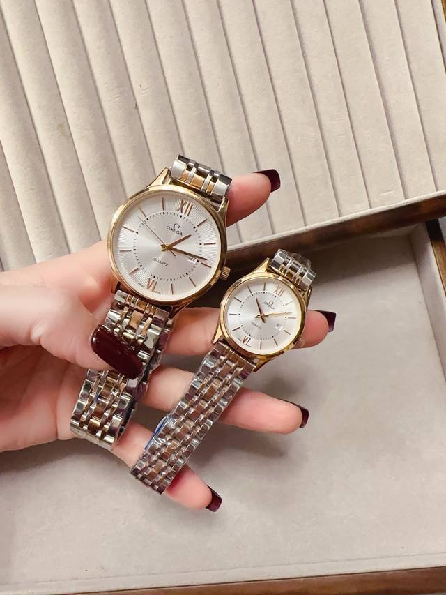 白 金 经典款欧米茄 情侣对表 双历原装进口石英机芯 矿物质玻璃镜面 316L精钢表壳 直径男40Mm女30Mm 厚8Mm如果今天的阳光停止了它耀眼的光芒。那么