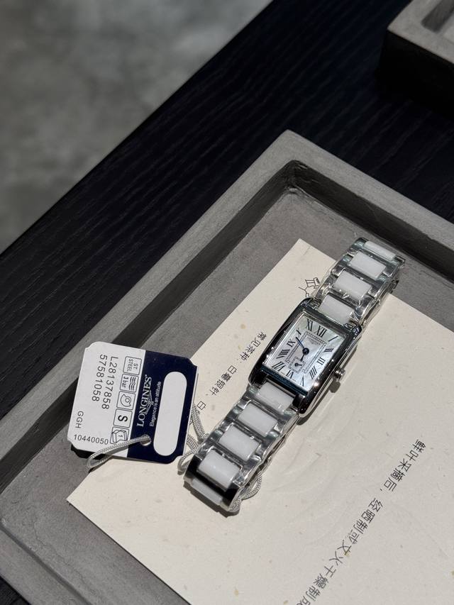 最火浪琴超好看的 小姐姐们赶紧入手 浪琴-Longines戴卓维纳系列 精致两针半女士腕表 316精钢表带 直径33*22Mm厚7M