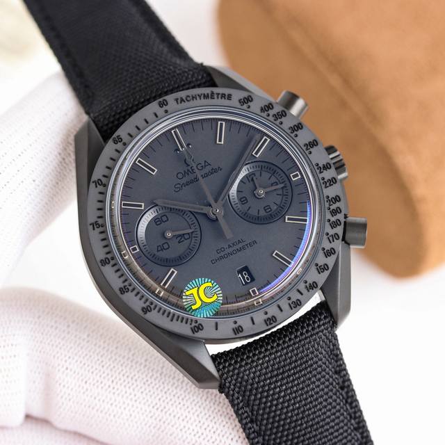 Tvs先锋之作，欧米茄 超霸系列月之暗面腕表311.92.44.51.01 6 44.25毫米同轴计时表，自主研发自制9300机芯3点盘为 12小时 和 30分