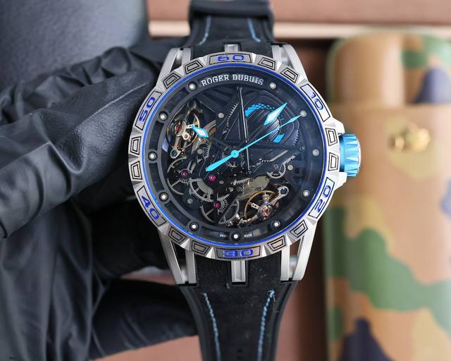 罗杰 自动上链机芯，表壳：46毫米 , Sapphire Crystal Carbon 钛合金 黑色Dlc 涂层钛合金，镌刻日内瓦印记。倍耐力橡胶表带，力与美的