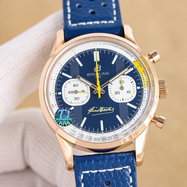 To色百年灵全新计时腕表 Navitimer ，百年灵以大胆色彩焕新演绎经典腕表。尺寸42Mm，迭代款无疑是地道的独特计时腕表，带有后盖表面独特饰片，采用316