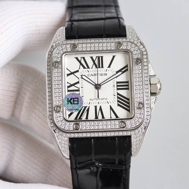 白钻 金钻2080卡地亚山度士系列 男款100周年纪念版强势上市.尺寸51X41.3Mm方形 弧形字面和德国蓝宝石进口玻璃防刮花.316精钢钢带柔软性度强.也可