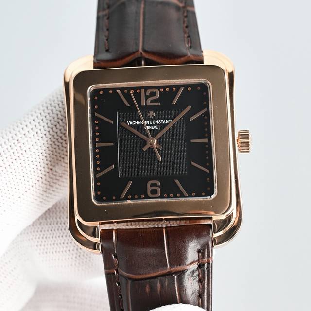 江诗丹顿 历史名作系列 光泽亮丽的方形外壳，内衬简洁的麦穗面盘，搭配意大利小牛皮表，最大限度还原正品的艺术感官。 表壳 采用同原装一致的超声波抛光技术 相当耗费