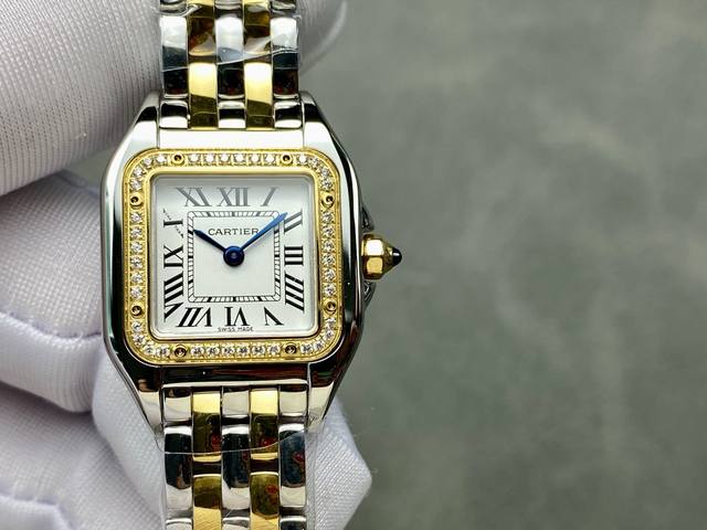 卡地亚 猎豹系列腕表 图为22Mm 表壳 小号22*30Mm，中号27*37Mm 方形表壳线条柔美，精美流线表耳，与表壳一体成型，魅惑动人。是PanthèRe