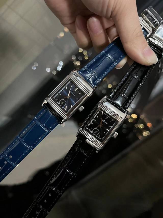 金+20积家Reversotribute翻转系列小秒针腕表。造型保留了翻转系列经典的方型设计，以简约利落的设计再一次诠释积家翻转系列的美学风格和制表工艺。表款整