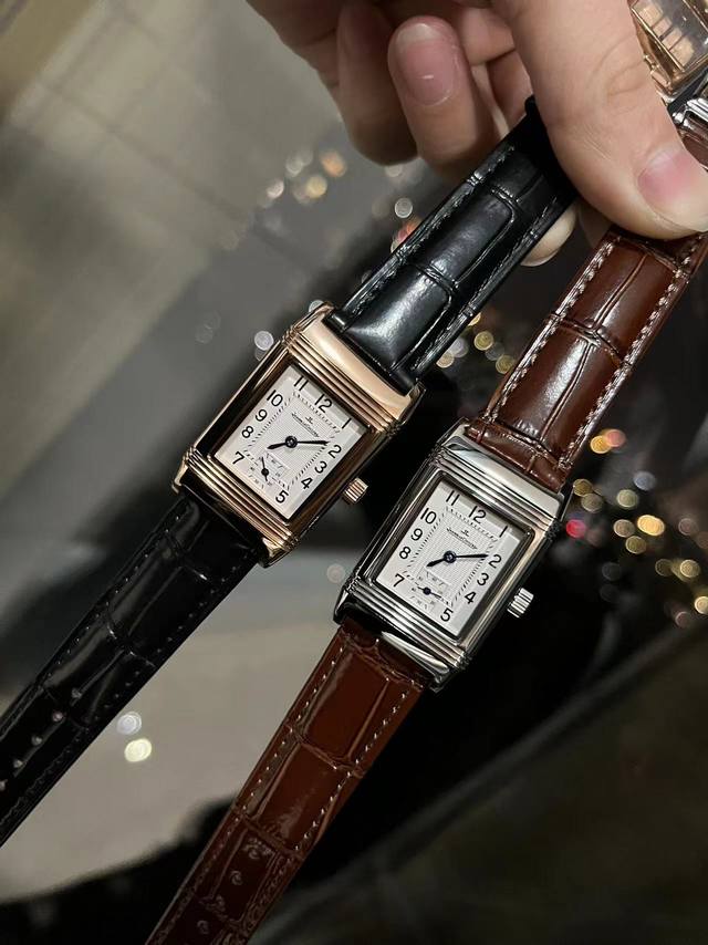 金+20积家Jaeger-Lecoultre经典翻转系列高级女士腕表[飞吻][飞吻]精钢表壳，独特设计180度旋转翻盖，内置瑞士石英机芯，走时精准稳定！真皮表带