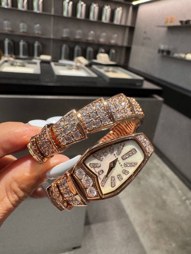 金白同价 宝格丽珠宝腕表 品牌：Bvlgari 宝格丽 系列：Serpenti系列 机芯：瑞士石英 表盘：珍珠母贝表盘，时标钻示 调时：底盖按调 功能：时针 分