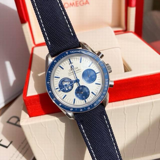 P 欧米茄新款超霸系列 “史努比奖”50周年纪念腕表霸气登场 专业月球表，表壳背部采用Naiad锁扣技术，确保雕刻文字始终保持正确的位置，而蓝宝石玻璃表背下印有