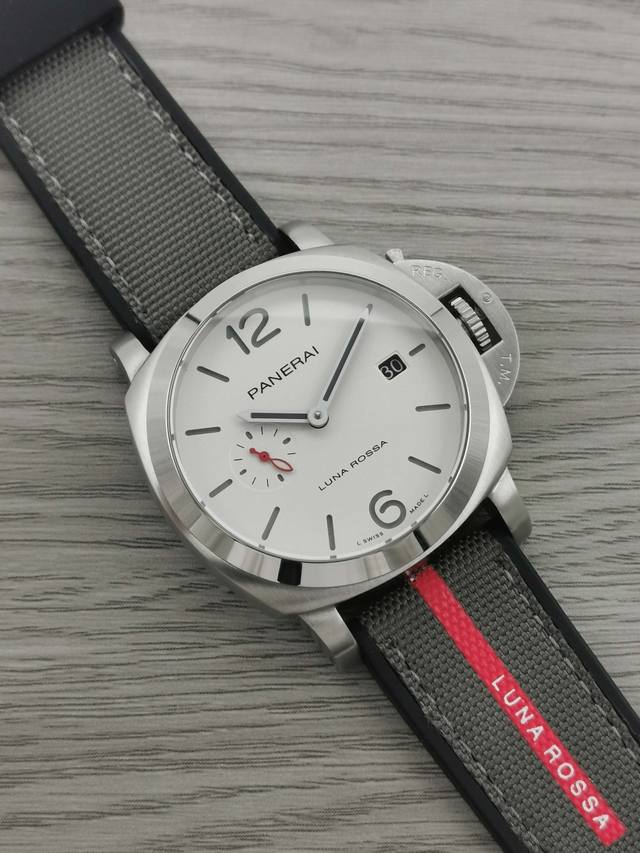 沛纳海--Panerai 系列 ：Luminor Pam01381 类型：男士顶级腕表 机芯：全自动机械机芯 表壳：316L精钢表壳 镜面：矿物强化玻璃 皮带：