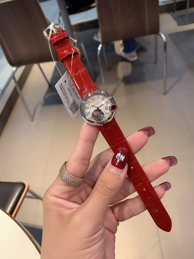 白 金 ，钻20 V8台湾厂 爆款卡地亚 白气球系列腕表 4时位置镶嵌人工合成莫桑钻 D级、净度Vvs 剑形镀金指针台湾厂做工质量杠杠。深度防水。 表壳：316