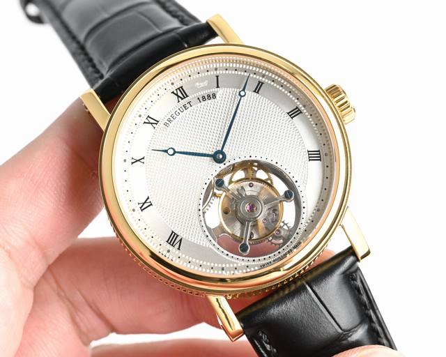 统一价： 224年前，阿伯拉罕-路易 宝玑先生在他所创立的巴黎钟表堤岸制表工坊中，创造了制表史上令无数人赞叹的陀飞轮调速装置。这一无比复杂的精密机构彰显了宝玑先