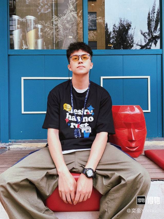 嘿 我这块 G-Shock Ga-110Gb-1A 黑金表 真不错 日常戴着很舒服 树脂表带软软的 黑色表盘真嘟酷 金色点缀很亮眼 防水性能好 洗手啥的都不怕