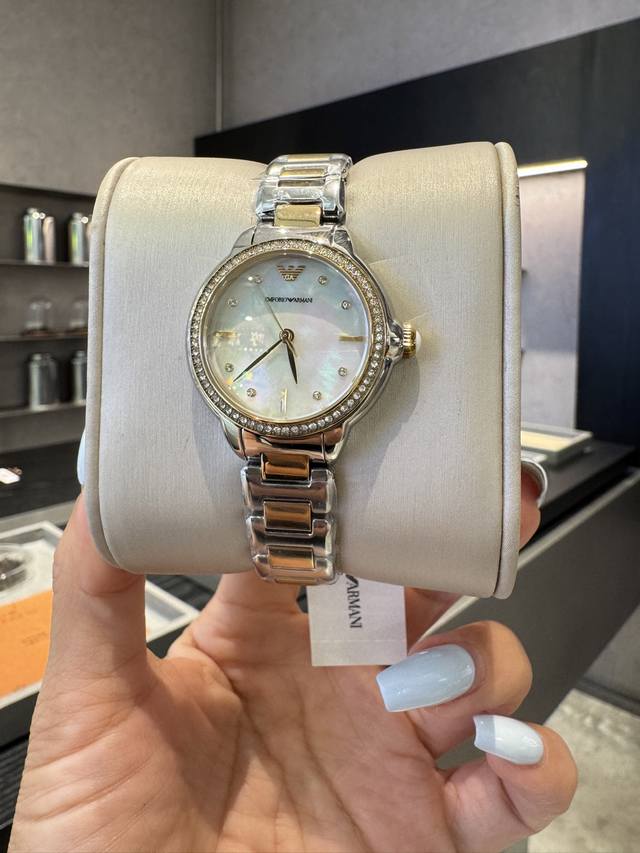 阿玛尼Armani石英女式腕表，Ar11643，满天星内圈层次感的密镶表盘，宛若灵动的繁星，光彩耀目， 一举一动优雅迷人，搭载原装进口机芯，316精钢表带，双按