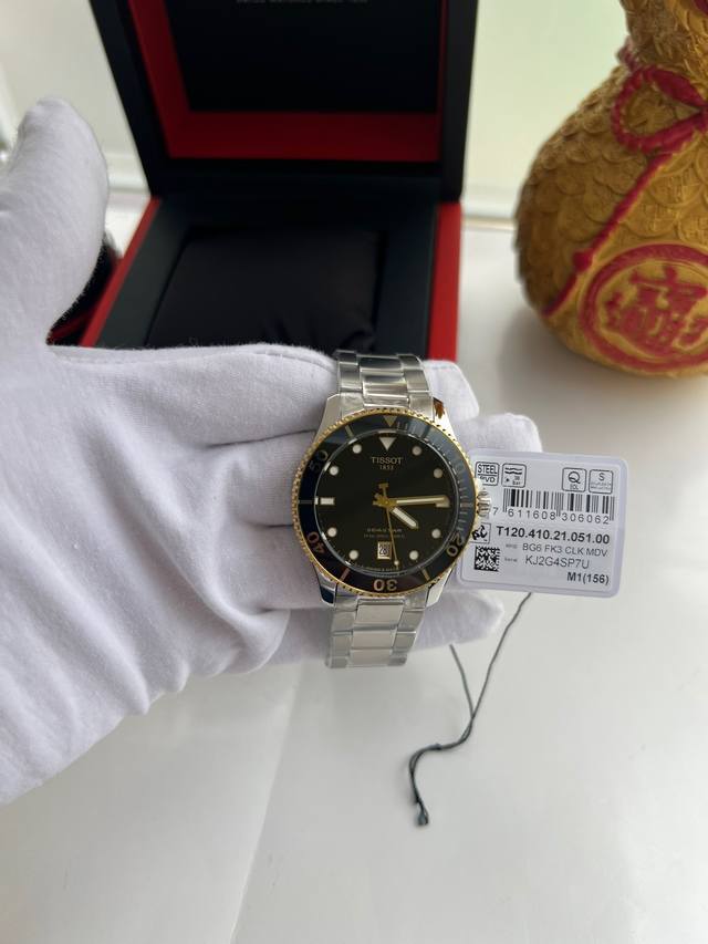 配盒、支持香港直邮、最新款！新款！新款！ 天梭海星1000系列钢带石英男表。T120.410.21.051 全钢壳金色可顺时针转动圈口，面玻璃做了倒角处理 注意