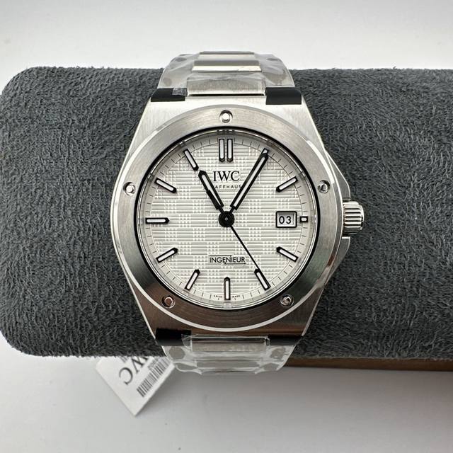 七星推荐之 Ingenieur工程师腕表 在 年 Watches & Wonders Geneva 推出新一代 Ingenieur 工程师腕表，由杰罗尊达设计，