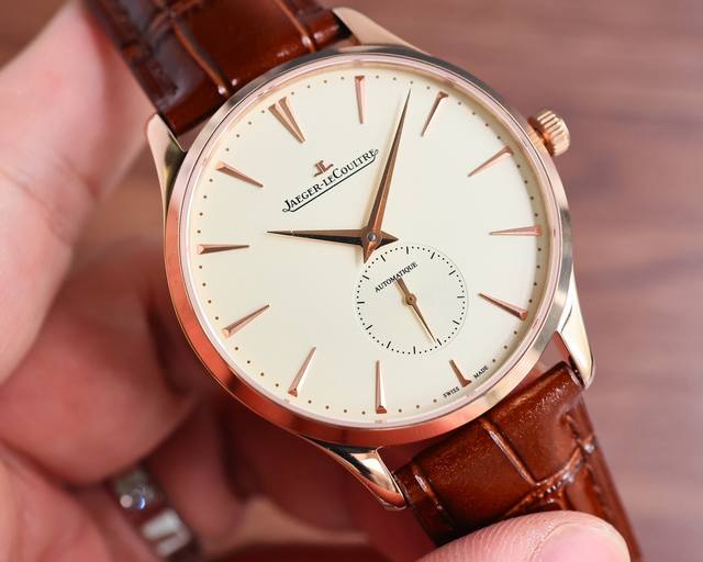 白 金 Factory新品积家大师系列1218420，Rk4 传统与现代的和谐乐章。Master Ultra Thin 超薄大师系列小秒针腕表精钢款搭 直径 3