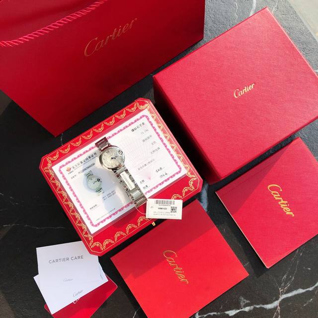 卡地亚蓝气球石英内钻款 尺寸28Mm 目前全球最火的款式之一。自戴送礼最强首选！表盘内镶嵌11颗真钻石，一表一证不重复！白捡没两样，底盖，吊牌，保卡，三码合一！