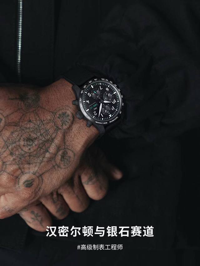 万国Iwc与梅赛德斯Amg联名特别版 计时腕表41 Amg特别版，飞行员系列高性能计时腕表41采用钛金属或Ceratanium瓷化钛金属制成，融合了Iwc万国表