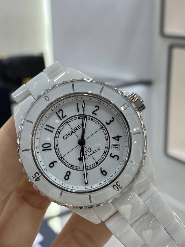 Bv+ 匠心之作 全新J12腕表“换芯”献礼20周年 最新版本细节 表壳简化为38毫米男女通杀单一尺寸 边缘凹槽从老款30增加至40个，使表盘显得更宽阔 表冠直