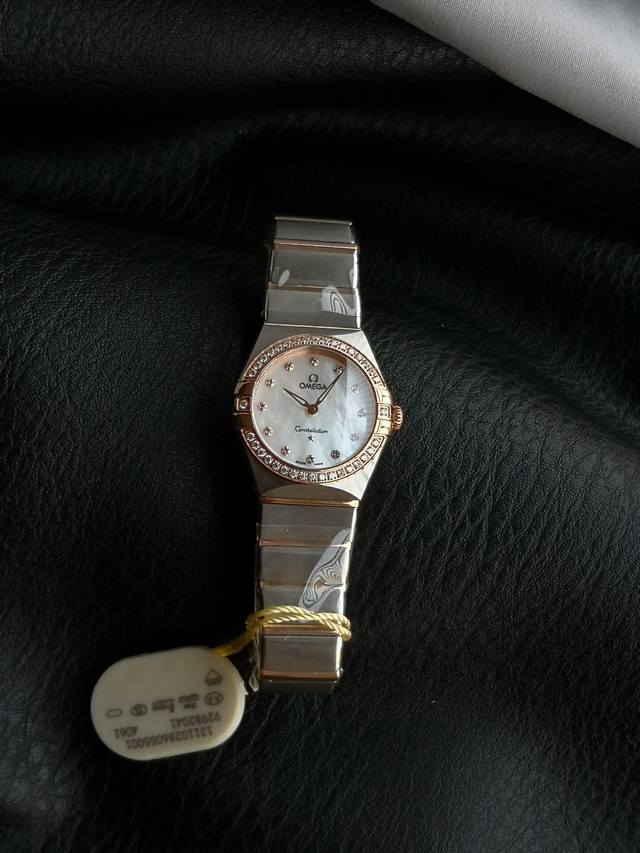 最新欧美茄石英腕表星座系列28Mm搭载原厂4061机芯！表盘采用贝母材质与台湾石托 表壳与托爪吻合度 圈口罗马刻度做法及底盖天文台效果跟原版一致。所有配件与原版