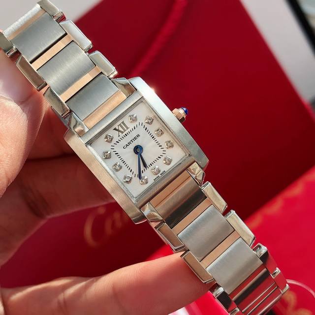 现货配盒 支持香港、美国直邮 卡家坦克真钻小表，表径25Mm*20Mm，原装瑞士石英机芯 ，表盘镶嵌11颗Vs1.2天然真钻！经过中国Gtc检测机构权威认证！给