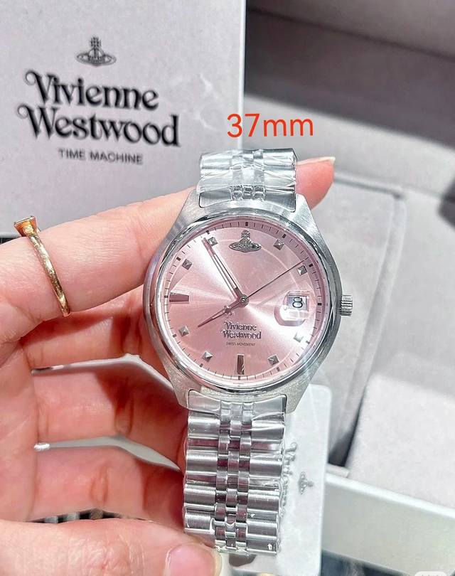 Vivienne Westwood 薇薇安西太后手表绝美碎冰蓝 不同光线会呈现不一样的蓝色调，好看到挪不开眼睛的程度。 大小两个尺寸，可做情侣款，姐妹款。 钢壳