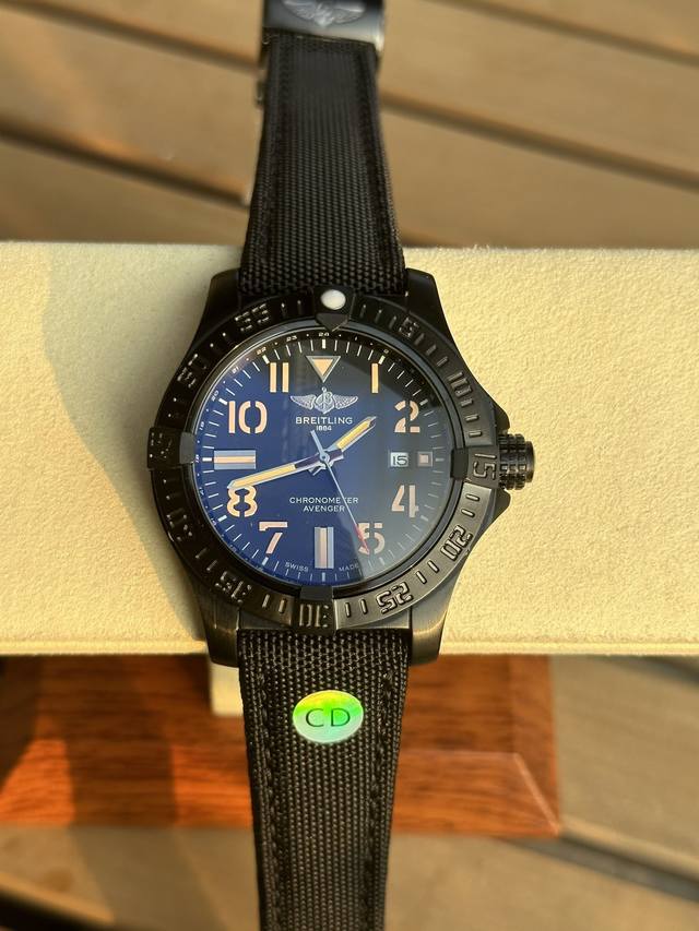 现货实拍 百年灵经典复仇者系列 黑鸟 ，它有个响亮的名字：黑鸟侦察机，百年灵以大胆色彩焕新演绎经典腕表。表盘尺寸44Mm，进口全自动机芯，最吸引人的当属它的外壳