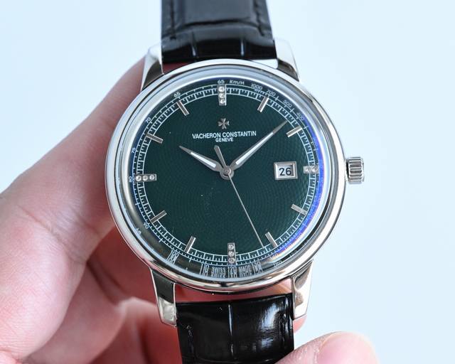 白 金 江诗丹顿传承系列腕表升级版该表搭载由原装9015。让表更显纤薄，频率为每小时振动28,800次对表壳的四个角弧度进行改善，表盘颜色弧度更契合，表盘打磨更