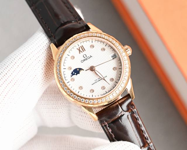 白远 金钻1300欧米茄特推款 淑女珠宝系列 升级V8版采用高端太阳纹表盘 环圆镶嵌38威塞尔顿钻石 时尚女表 简约三针。 夜时超强夜光独特3字位日历 搭载原装