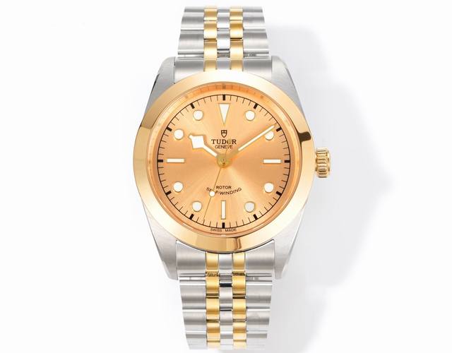 帝舵碧湾系列 白 -金 - 表壳与表圈：41毫米精钢表壳搭配磨光表圈，首次在碧湾系列中采用高抛光处理，区别于以往的哑光风格，更显奢华。 - 表盘：表盘饰有阳光放