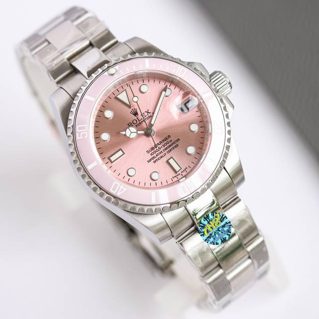 劳力士.粉水诞生.35Mm表盘.配上万人迷的公主粉 公主心十足。采用2836机芯.全自动机械.单导向外圈.防水300米.防刮花蓝宝石镜面.904精钢表带.摺叠蚝