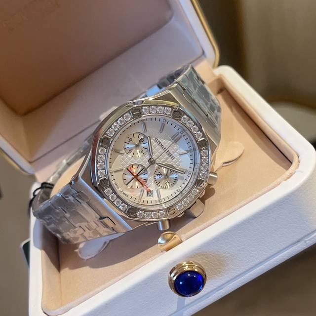 宝藏Ap皇家橡树Royl Oak Ryol Oak 是Audemars Piguet的经典，以其标志性八角形表壳设计闻名，在手表界占据着举足轻重的地位。这款表壳