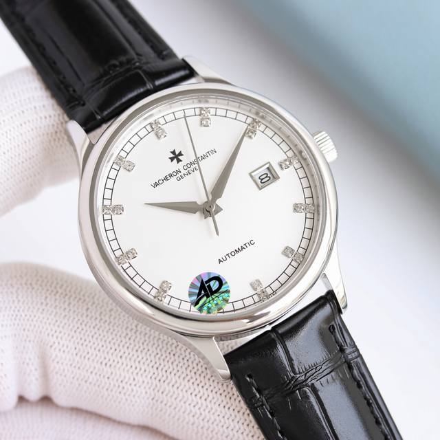 白 -金 江诗丹顿传承系列腕表火爆上市！简雅大方，完美结合，让你感受优雅绅土气息！ 该表搭载原装进口9015机芯！每小时振频28800次，性能稳定，零返修！表壳