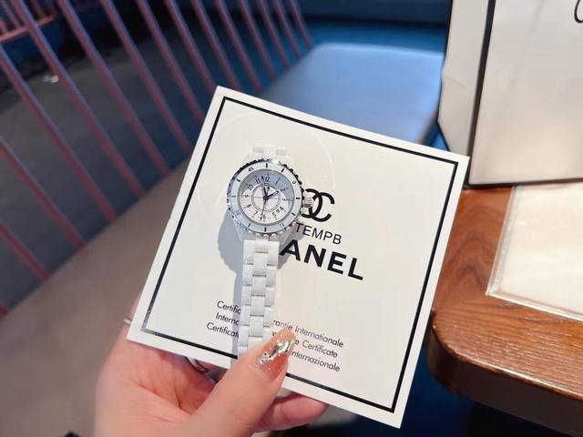 Chanel J12 Untitled 陶瓷腕表德国陶瓷工艺 日本石英机芯 原装拉力扣 问世至今 一直演绎全新风范 时尚女神的必备 尺寸：33Mm！