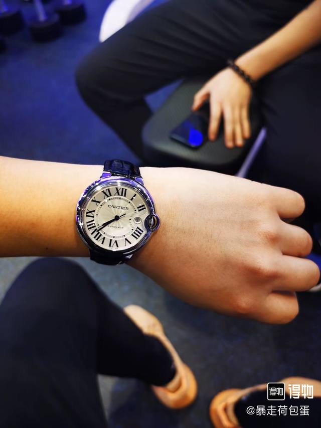 卡地亚Cartler蓝气球男士腕表 全自动机械机芯 316精钢表壳 高清矿物质镜面 进口小牛皮表带 直径42Mm 厚11Mm 该腕表所代表的男士精神:正直刚毅、