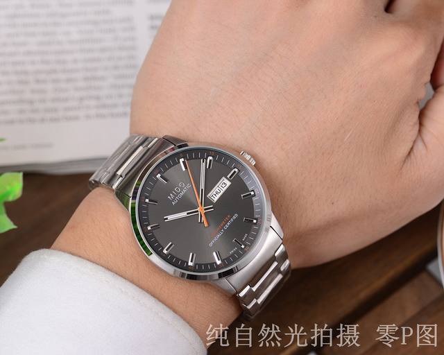 白 金 美度男士款腕表，采用316精钢A级制作工艺壳套 系列：指挥官系列 材质：316精钢 玻璃：高级镀膜玻璃 机芯：高级全自动2813机芯 尺寸：直径40 厚