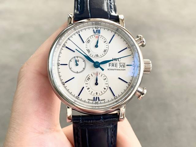 倾情演绎 波涛菲诺计时腕表 腕表尺寸42Mmx13.5Mm。完美同步，表壳以精钢材质打造，通过细致的抛光打磨之后呈现出细腻光泽，表耳弧度自然，与表壳完美融合，线