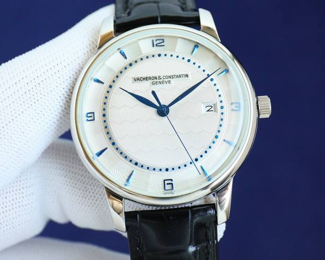 白 金 江诗丹顿传承系列腕表升级版！该表搭载由原装9015。让表更显纤薄，频率为每小时振动28,800次对表壳的四个角弧度进行改善，表盘颜色弧度更契合，表盘打磨