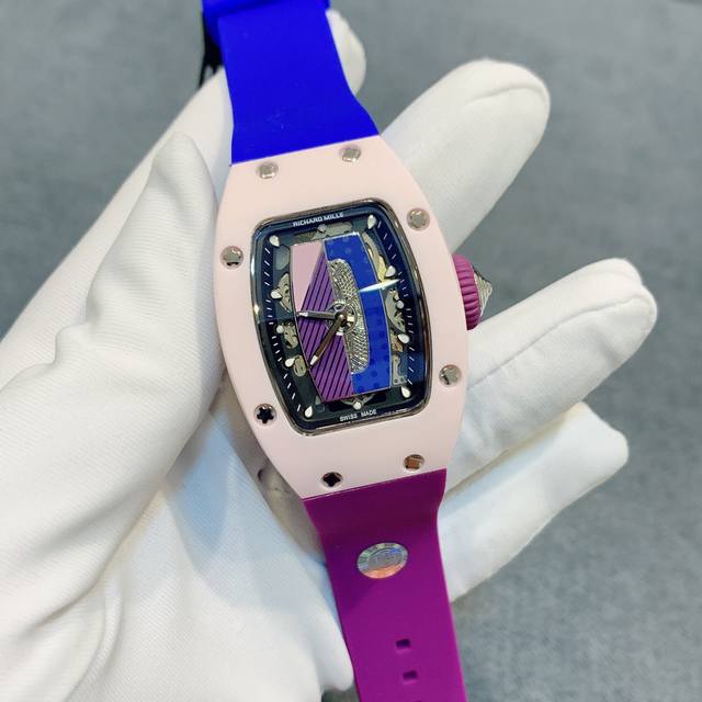 Rm07-01最新限量款女神腕表！表壳采用先进陶瓷材质制造，彩色陶瓷系列延续了独有设计风格，表壳与表带的撞色搭配，绚丽夺目，带来了无尽的夏日雅趣，玑镂刻花饰纹表