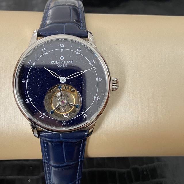 江诗丹顿 Vc Fl1 真飞轮手动机芯 全新Traditionnelle传袭系列陀飞轮腕表，经典设计焕然一新，展现出制表传统与现代美学的和谐相融，迷人的深绿色旭