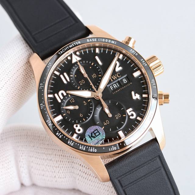 Tw新款独家研发，万国 Iwc 飞行员系列！ 市场最新版本原版开模，精益求精。 ①腕表采用316精钢全新开模,尺寸为41Mm表带宽度为20Mm。 ②除了拥有极为