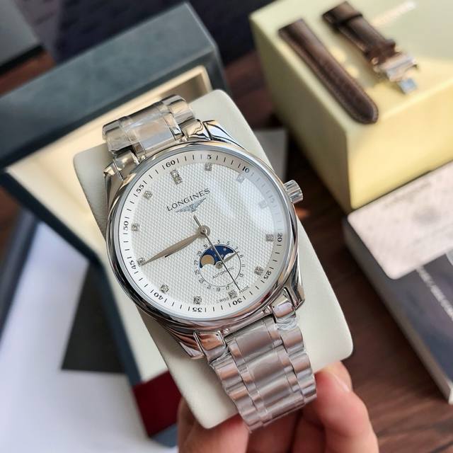 名匠系列月相腕表，原版开模，独家修正原装自动上链机械机芯，月相表盘原装一致烫金工艺，月相外圈日历指示同步，为你带来全新之颠，直径40Mm. 采用316L精钢材质