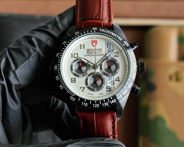 帝舵 Tudor 搭载进口石英机芯 尺寸：42Mm 镀膜玻璃 小牛皮表带原装扣 复古帝陀 全新演绎