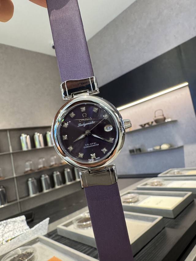 光 钻 欧米茄Ladymatic｜全新马卡龙色系 2025首发新款 Ladymatic这款马卡龙色系简直太好看了，太顶了！今年果然大表盘最火，表壳直径34Mm，