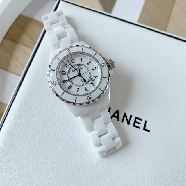 重磅再现终于不负众望 拿到原厂渠道J12 不只是表壳 连机芯也是原装的 它不是一款追逐流行的时装表，而是融合精密设计，传统制表工艺和经典审美的专业，打动我的，不