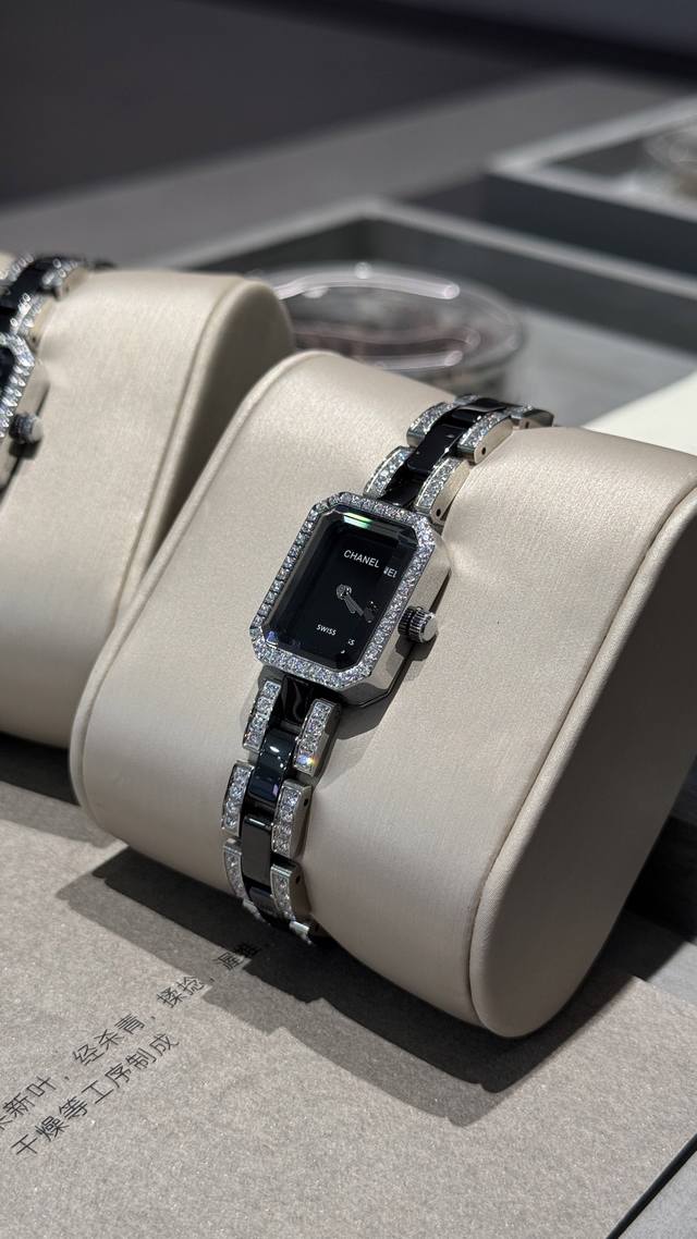 Chanel香奈儿陶瓷腕表，PremièRe Ceramic系列，中古方糖表壳搭配精钢和黑白色精密陶瓷！ 精妙的镶钻表壳间陶瓷表带工艺，进口日本石英机芯，陶瓷黑