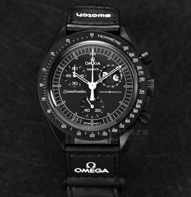 欧米茄X斯沃琪 全新登月之作Mission To The Moonphase Bex。 这款全新腕表也配备计时功能，以及超霸系列月球表的特征 印有各大Logo标