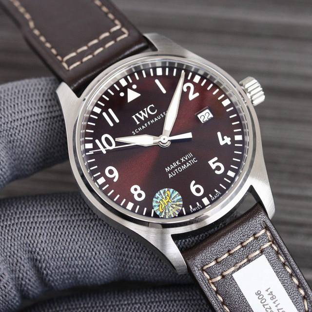 升级版 Iwc飞行员马克十八系列超级副本 升级如下： 1.秒针针孔升级同步原装小帽子结构 2.日历窗口阶梯感增强，字面放射纹加强 3.白面升级同步原装“水滴”刻