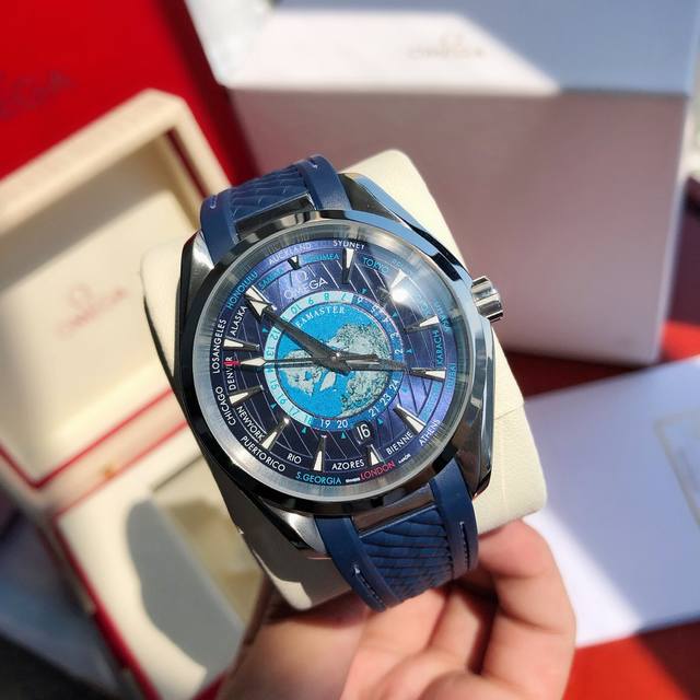 海马系列世界时款重磅来袭！ 年Seamaster海马系列新作最引人瞩目的当属这枚Aqua Terra世界时腕表。表壳直径43毫米，在表盘中央的5级钛金属板上刻画