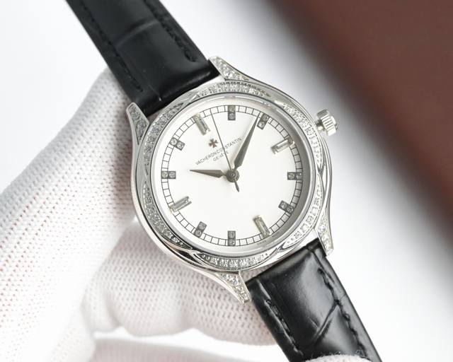 江诗丹顿自动机械女表上市，小红书爆款 搭载进口8215机芯，直径32毫米厚度10毫米，三针设计，钻石外圈，表盘钻石刻度，尊贵彰显之美细节之处透露女士高贵典雅。表